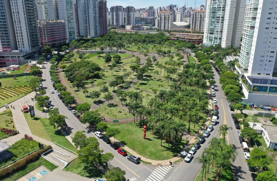 O parque em números: 2.000 árvores e um piso que bebe a chuva